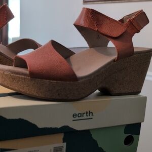 Earth Tan Wedge Sandals with Comfort Design